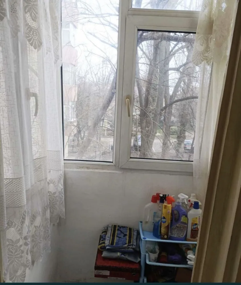 Vand apartament in Tomis Nord zona Ciresica - Apartament 2 camere decomandat etaj 1 comfort 1 40 metri pătrați Izolat pe afara polistiren 5 cm Termopane Gaze 2 focuri Situat in Tomis Nord ,Cireșica ,cap de linie 42-43 Aproape de piata,city,mall, plaja ,facultate,licee,scoli,gradinita. O singura scara de bloc etajul 1 din 4 .