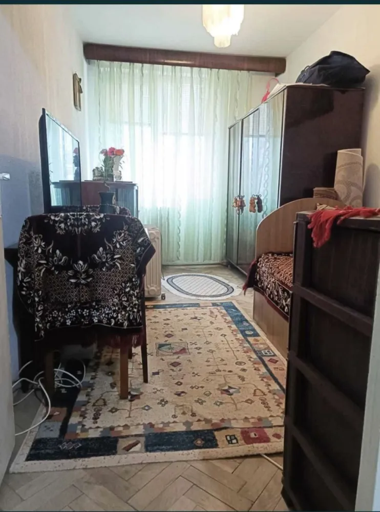 Vand apartament in Tomis Nord zona Ciresica - Apartament 2 camere decomandat etaj 1 comfort 1 40 metri pătrați Izolat pe afara polistiren 5 cm Termopane Gaze 2 focuri Situat in Tomis Nord ,Cireșica ,cap de linie 42-43 Aproape de piata,city,mall, plaja ,facultate,licee,scoli,gradinita. O singura scara de bloc etajul 1 din 4 .