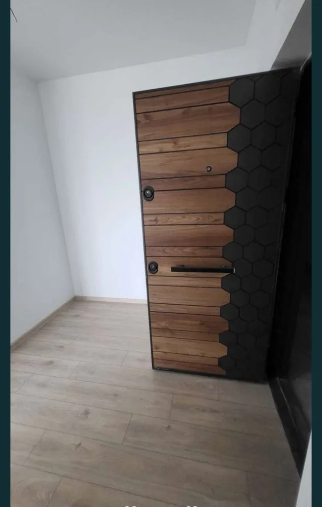 Apartament Nou, Novopolis, suprafata totala 73,3 mp + parcare - Vand apartament in bloc nou , complex Novopolis , Constanta , I.C. Bratianu nr.284. Apartamentul este împărtit astfel: -camera de zi + living+bucatarie 26,1 mp -hol 7,2 mp -baie 4.5 mp -dormitor 12.8 mp -balcon 22,7 mp Locuința se va preda viitorului proprietar la stadiul finisat și nemobilată. Printre dotări se regăsesc: ferestre termopan, ușă metalică, lift, interfon, centrală termică. Apartamentul are inclus in pretul de vanzare si parcarea