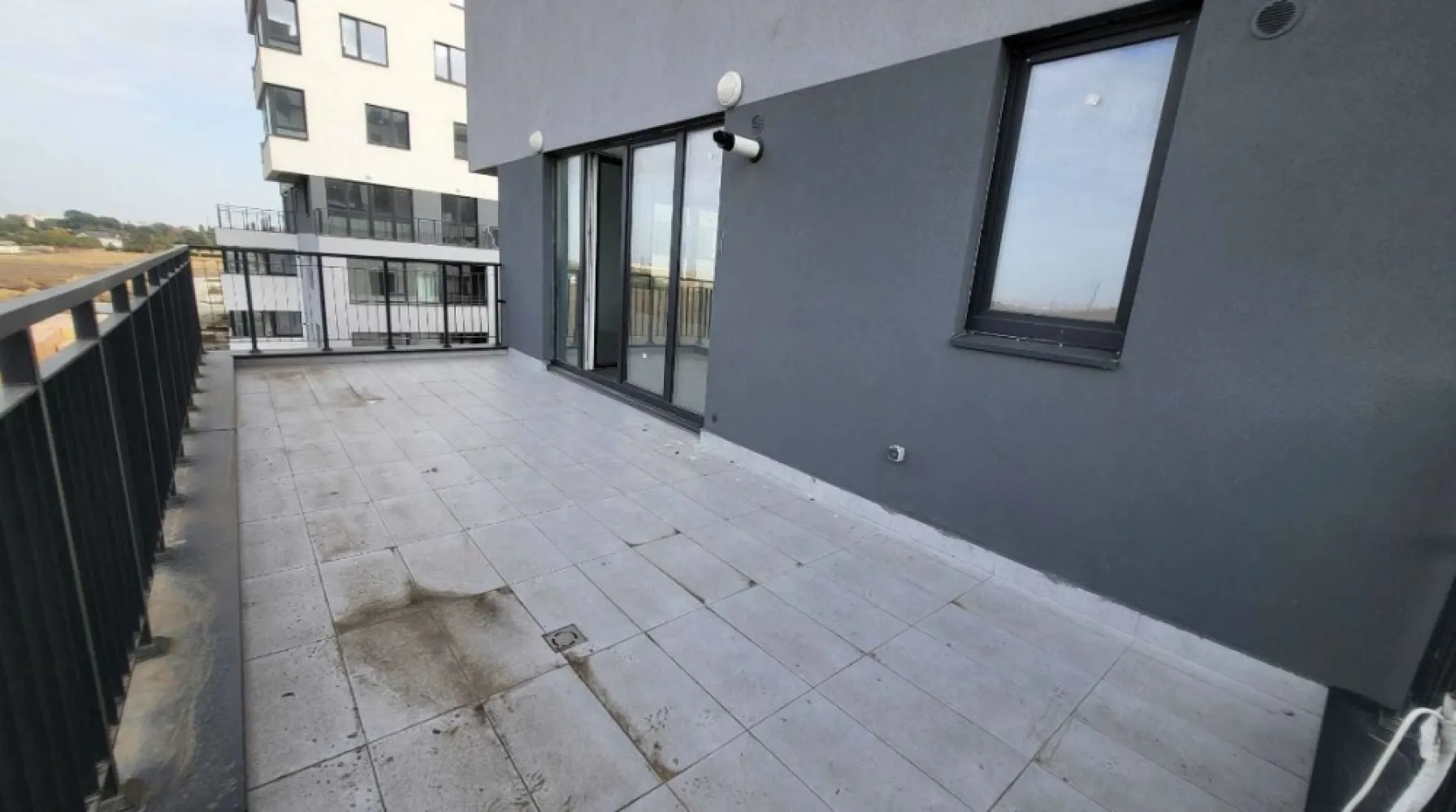 Apartament Nou, Novopolis, suprafata totala 73,3 mp + parcare - Vand apartament in bloc nou , complex Novopolis , Constanta , I.C. Bratianu nr.284. Apartamentul este împărtit astfel: -camera de zi + living+bucatarie 26,1 mp -hol 7,2 mp -baie 4.5 mp -dormitor 12.8 mp -balcon 22,7 mp Locuința se va preda viitorului proprietar la stadiul finisat și nemobilată. Printre dotări se regăsesc: ferestre termopan, ușă metalică, lift, interfon, centrală termică. Apartamentul are inclus in pretul de vanzare si parcarea