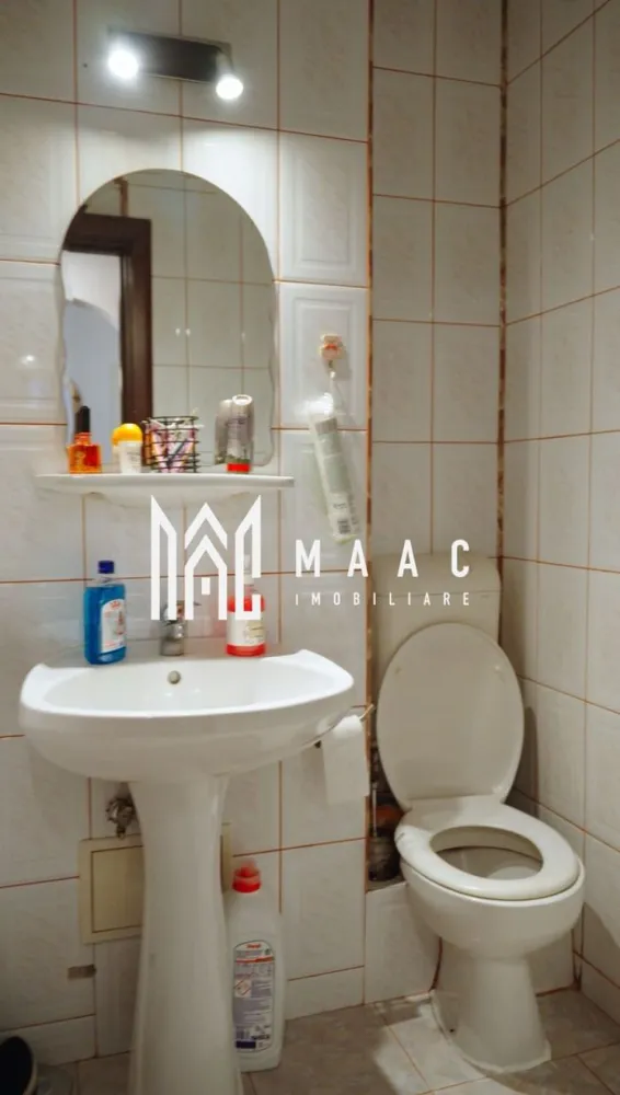 Oportunitate | Apartament 4 camere | 89MPU | Etaj 1 | Valea Aurie - MAAC Imobiliare vă propune spre vânzare un apartament spațios cu 4 camere, situat în zona Valea Aurie, la etajul 1 al unui bloc cu 4 niveluri. Proprietatea este decomandată, oferind o compartimentare eficientă și confortabilă, ideală pentru o familie. Cu o suprafață utilă de 89 mp, apartamentul este compus din: 4 camere din care 2 dormitoare, o camera care tine loc de dinnig si un living 2 băi Bucătărie separată Hol spațios Pivniță proprie, ideală pentru depozitare suplimentară Avantaje: Situat într-o zonă liniștită, aproape de pădure, perfectă pentru plimbări și relaxare în aer liber Acces facil la școli, grădinițe și mijloace de transport Bloc îngrijit, cu vecini liniștiți și atmosferă plăcută Apartamentul beneficiază de lumina naturală pe tot parcursul zilei Este o locuință ideală pentru cei care caută confort, spațiu și o locație convenabilă. Pentru mai multe detalii va rugam specificati telefonic ID: CP2740125 }}