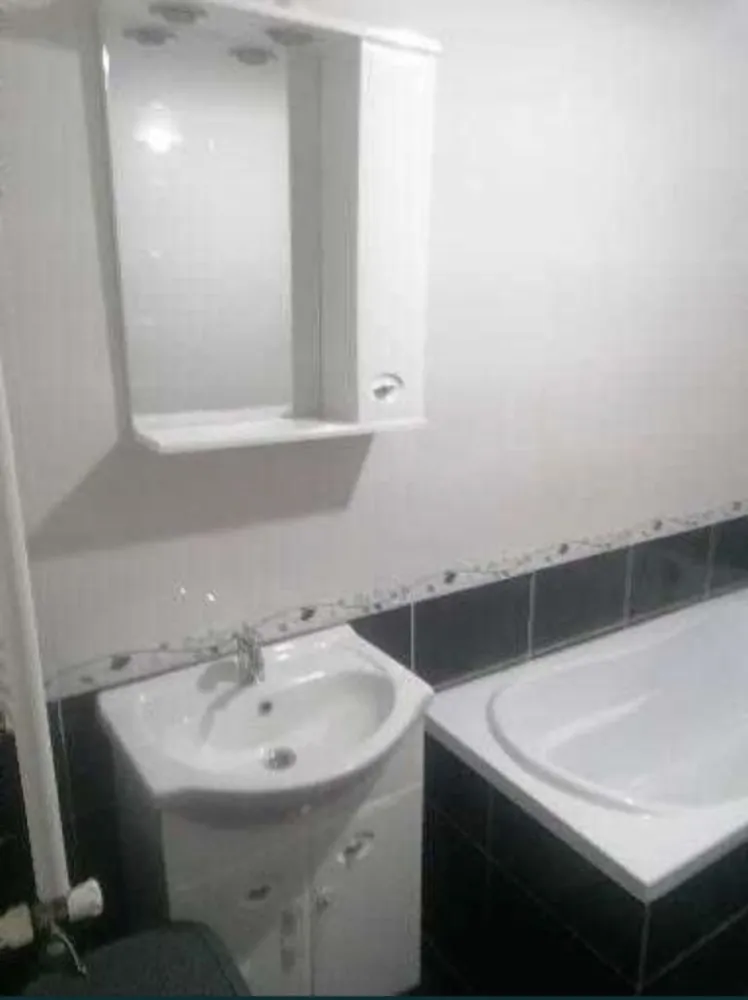 Vand apartament cu 2 camere, zona compozitori - Vand apartament cu 2 camere 67 m utili...1300.e m2... Zona compozitori. Loc de parcare, loc de joaca, foișor, grătar amenajat în curtea din spatele blocului.apartamentul este la etajul 3 deasupra apartamentului este mansarda proprietate cat tine apartamentul,poate fi transformat in camera sau spatiu depozitare . Curtea blocului este proprietate impartita egal la 15 apartamente .apartamentul se vinde exact cum arata in poze .Exclus agenți imobiliari. Zero șapte trei trei patru doi zero noua opt opt