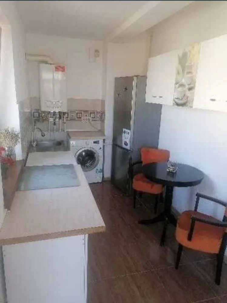 Vand apartament cu 2 camere, zona compozitori