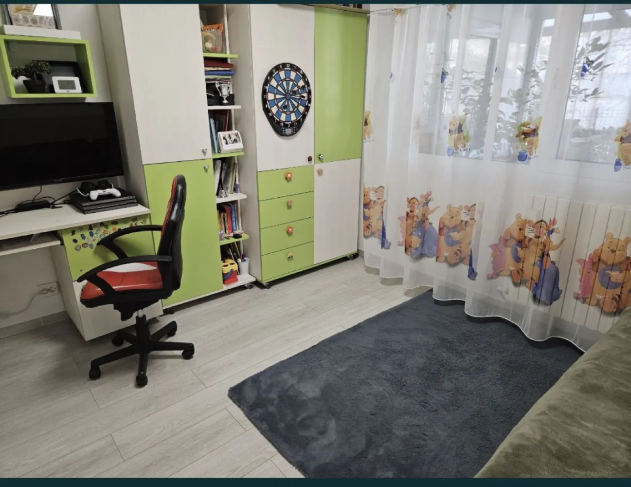 Apart 2 c Tomis - Vând apartament pe strada Tulcea (TL- uri), lângă secția 2 de poliție complet mobilat și utilat. Apartamentul este situat la parter, are o suprafață de 59 mp utili, beneficiază de o terasă și boxă cu intrare direct din apartament. Are 2 intrări și este situat într-o zonă foarte liniștită aproape de licee, școli, piețe, malluri, parcul Tăbăcărie, universitate, săli de fitness. De asemenea, există și loc de parcare plătit la primărie. Este transformat în 3 camere.