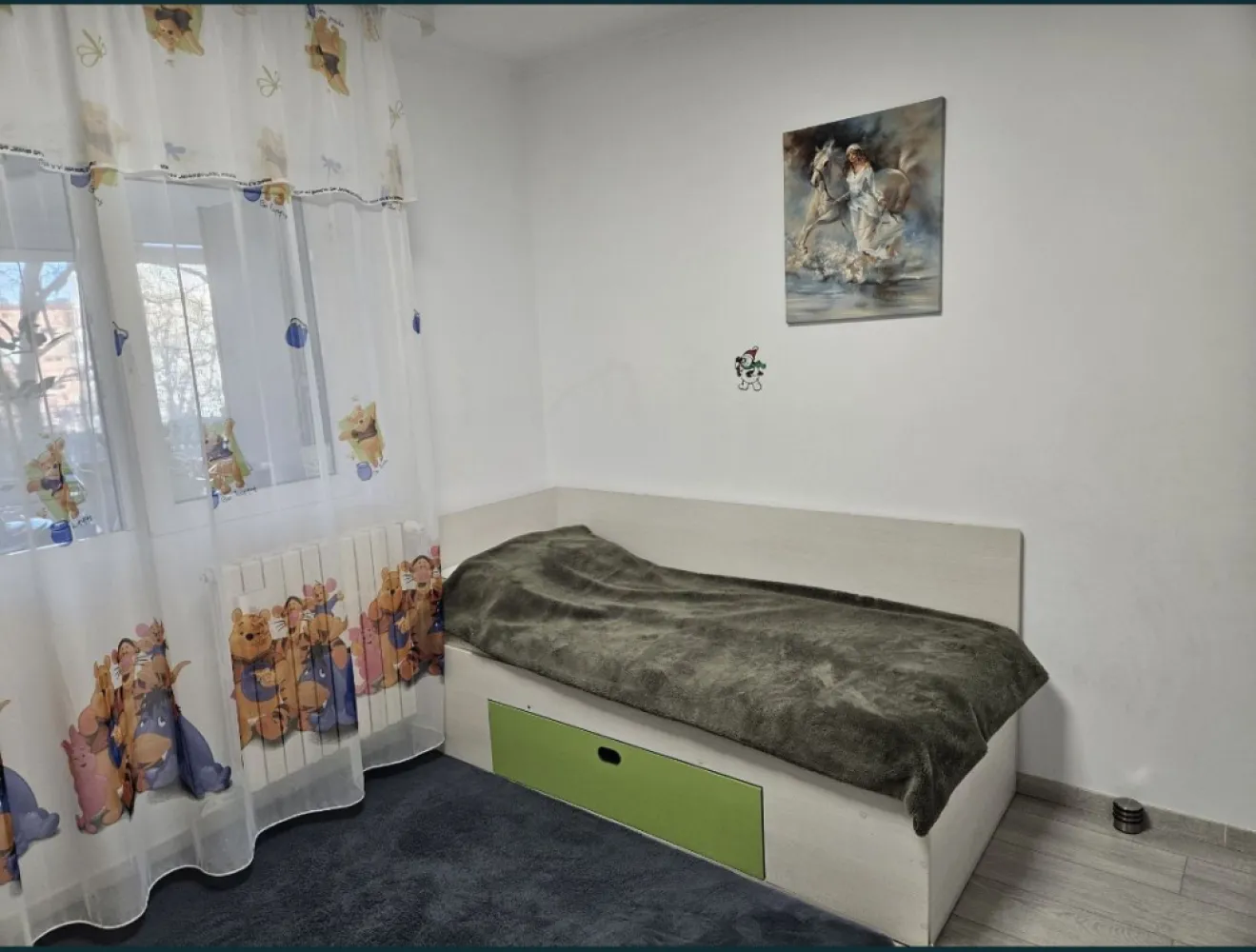 Apart 2 c Tomis - Vând apartament pe strada Tulcea (TL- uri), lângă secția 2 de poliție complet mobilat și utilat. Apartamentul este situat la parter, are o suprafață de 59 mp utili, beneficiază de o terasă și boxă cu intrare direct din apartament. Are 2 intrări și este situat într-o zonă foarte liniștită aproape de licee, școli, piețe, malluri, parcul Tăbăcărie, universitate, săli de fitness. De asemenea, există și loc de parcare plătit la primărie. Este transformat în 3 camere.