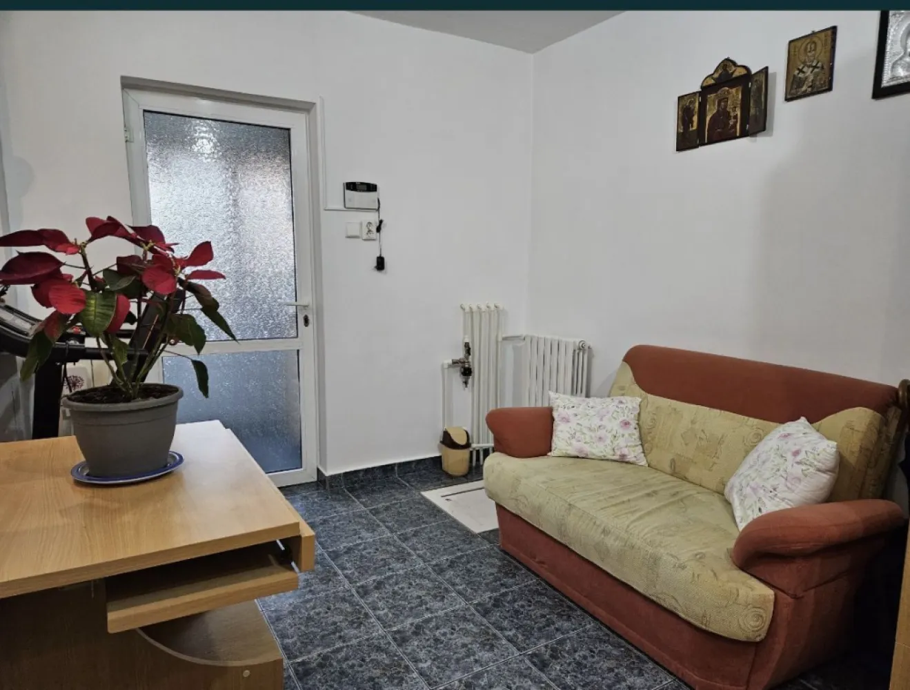 Apart 2 c Tomis - Vând apartament pe strada Tulcea (TL- uri), lângă secția 2 de poliție complet mobilat și utilat. Apartamentul este situat la parter, are o suprafață de 59 mp utili, beneficiază de o terasă și boxă cu intrare direct din apartament. Are 2 intrări și este situat într-o zonă foarte liniștită aproape de licee, școli, piețe, malluri, parcul Tăbăcărie, universitate, săli de fitness. De asemenea, există și loc de parcare plătit la primărie. Este transformat în 3 camere.