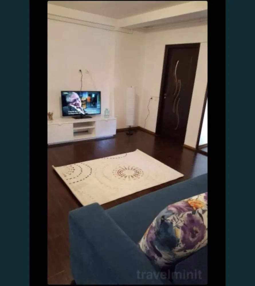 Apartament 2 c Faleza Nord - Apartamentul este pe strada Muncel cartier Faleza Nord ,la o distanță mica de plaja, este la etajul 1 al unui bloc de 3 etaje, bloc nou construcție 2015. Se vinde mobilat și utilat( plita, cuptor, mașina de spalat, ac, frigider, microunde). Este compus din 2 camere semidecomandat ( suprafața 55mp) , 2 balcoane ( unul închis cu tâmplărie termopan noua celălalt neinchis) , baia are cabina de dus.