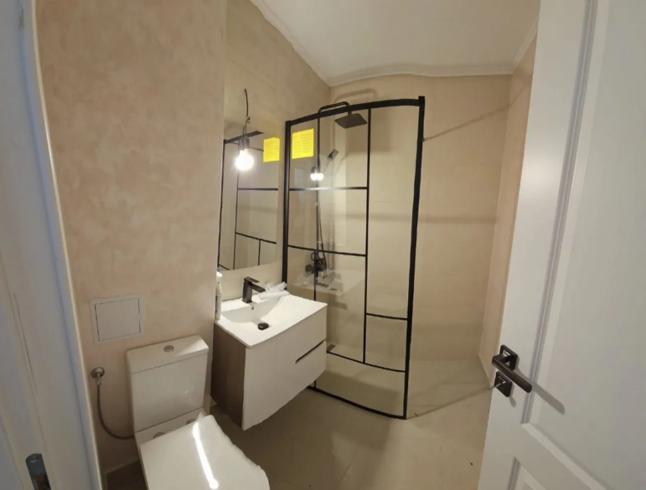 Ap 2 cam centru - Pers Fizica Vând Ap 2 cam Semi 60 mp Bd Ferdinand Nr 77 Bl A5 Sc A. Et 1. AP 6 Apartamentul este renovat cu mat de calitate Centrala Noua pe gaze !! Stucco Veneziano ! Mobilat Totul Nou Bucatarie Noua Ap este liber pt vizionare Gaze în ap Instalație sanitara schimbată. Central Actele preg pt Vânzare Termopan tripan Salamander Vedere Port În apropiere: Liceul Traian , Mega image ,Parc, Centrul Vechi