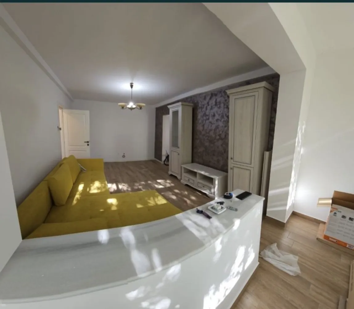 Ap 2 cam centru - Pers Fizica Vând Ap 2 cam Semi 60 mp Bd Ferdinand Nr 77 Bl A5 Sc A. Et 1. AP 6 Apartamentul este renovat cu mat de calitate Centrala Noua pe gaze !! Stucco Veneziano ! Mobilat Totul Nou Bucatarie Noua Ap este liber pt vizionare Gaze în ap Instalație sanitara schimbată. Central Actele preg pt Vânzare Termopan tripan Salamander Vedere Port În apropiere: Liceul Traian , Mega image ,Parc, Centrul Vechi