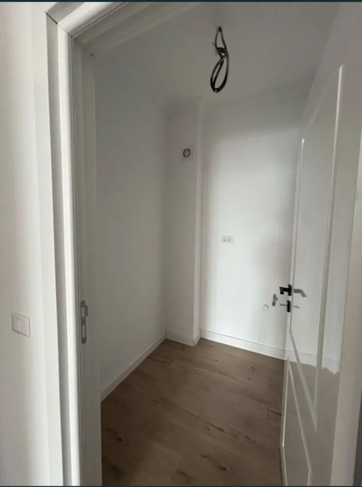 Apartament de vanzare - De vânzare apartament 2 camere, în Complexul Energia Residence Constanța. Este situat la etajul 3 și are o suprafață totală de 70mp + 2 balcoane. Se vinde cu împreună cu locul de parcare suprateran care este inclus în preț.