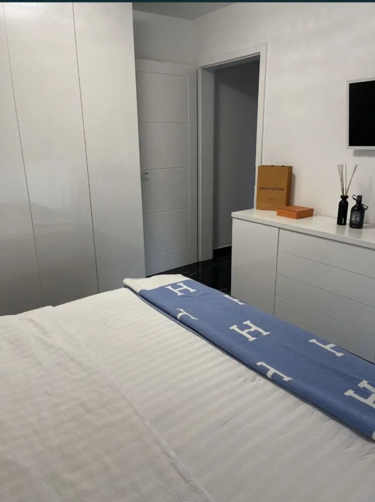 Ap mobilat cu parcare inclusa - Proprietar ,vand apartament cu 2 camere pe Bulevardul Aurel Vlaicu,vis a vis de Vivo Mall la M-uri,etajul 3 din 7. Imobilul are suprafata utila de 54mp și 65 mp construiți .dispune de un living generos,dormitor,baie,bucatarie,hol și balcon închis cu sticla securizata,deschidere cu telecomanda Centrala pe gaz/încălzire in pardoseala! Atentie; se vinde utilat si mobilat cu materiale de înaltă calitate! -rulouri -parcare privată stipulată in CF inclusă in preț Rog agențiile imobiliare sa nu deranjeze! Se accepta și credit ipotecar!