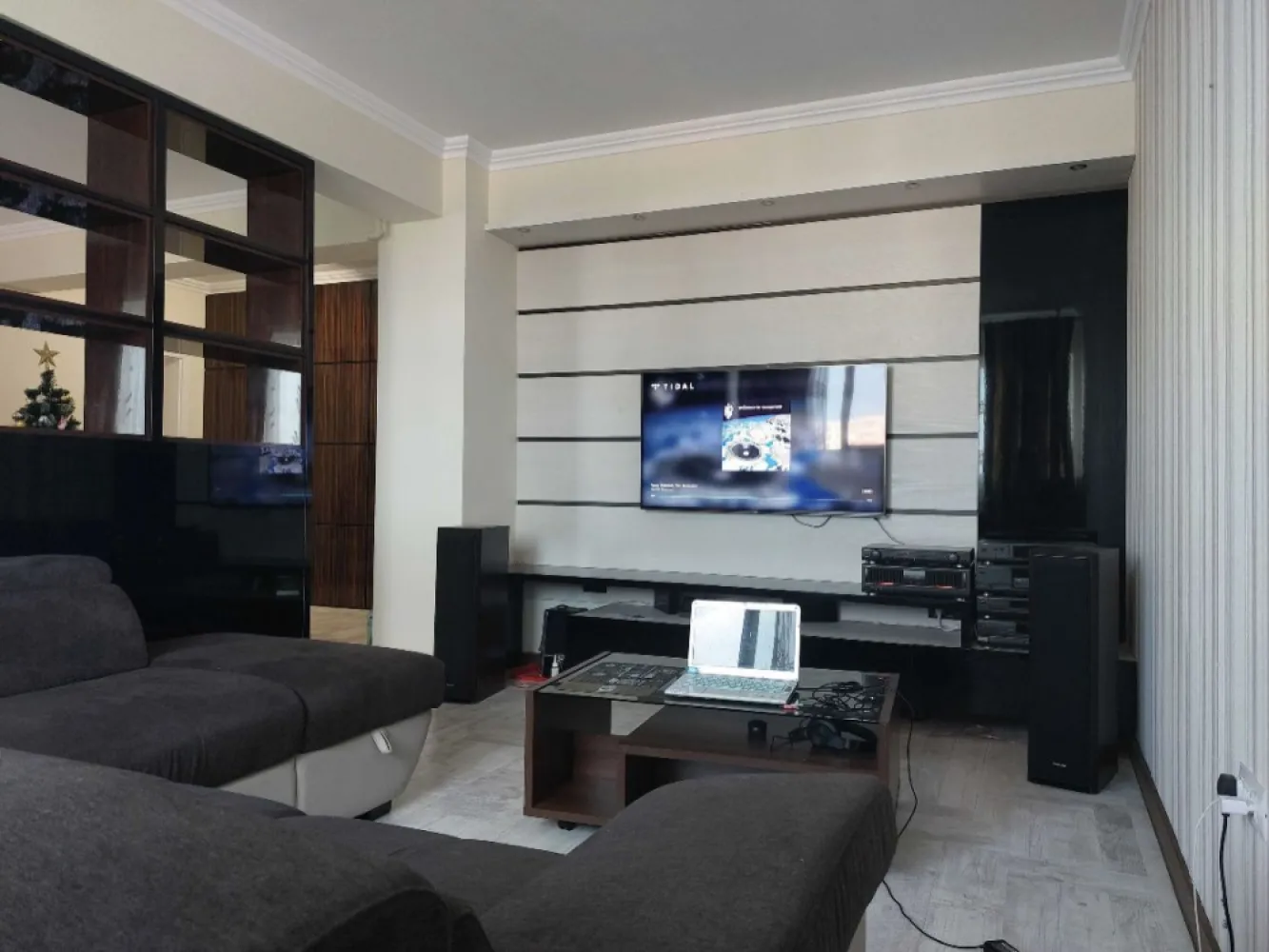 Apartament Bratianu - Aparament, 2 camere, suprafata utila 64 m2. , Jt tower. Apartamentul se vinde mobilat, utilat, Apartamentul nu are balcon. Se afla la etajul 10, partial acoperit- o camera, de un alt apartament. Rog sa nu fiu sunat de agentii decat in cazul in care au un client direct interesat.