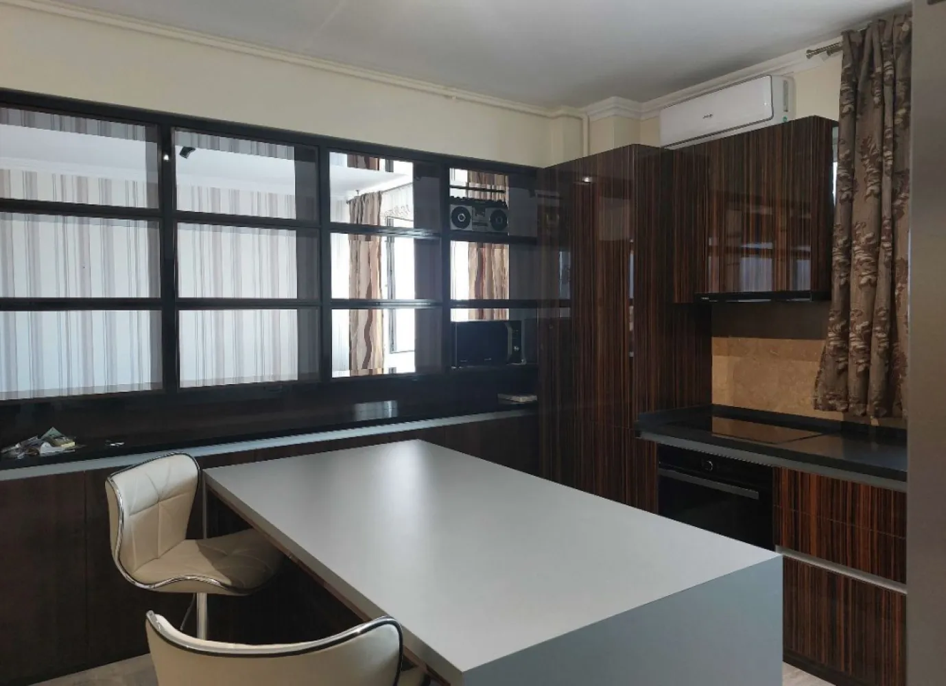 Apartament Bratianu - Aparament, 2 camere, suprafata utila 64 m2. , Jt tower. Apartamentul se vinde mobilat, utilat, Apartamentul nu are balcon. Se afla la etajul 10, partial acoperit- o camera, de un alt apartament. Rog sa nu fiu sunat de agentii decat in cazul in care au un client direct interesat.