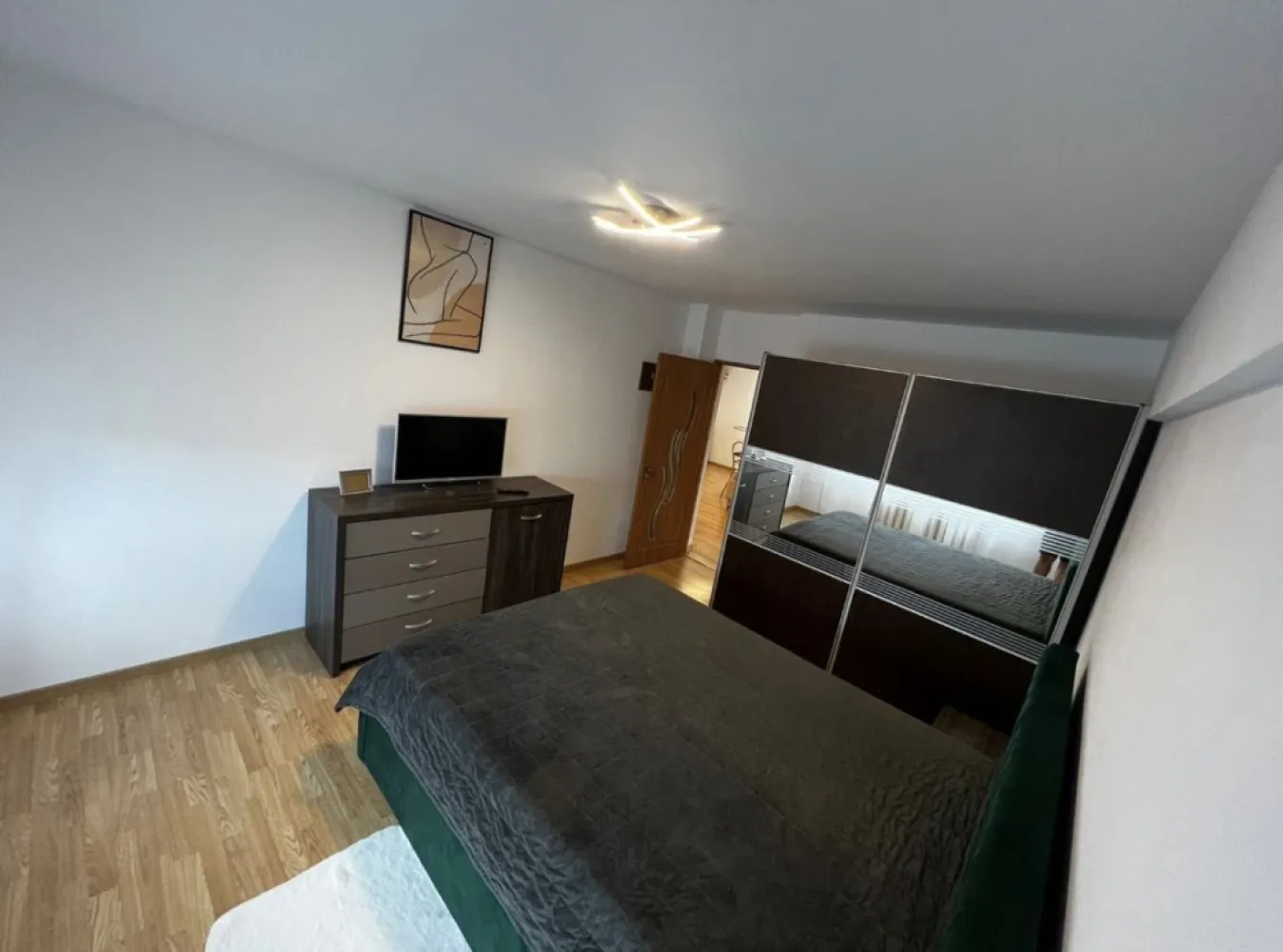 Ap 2 camere Delfinariu - Persoana fizica, vand apartament in zona delfinariu mc etaj 2 din 4 gaze , renovat 2020, acte in regula