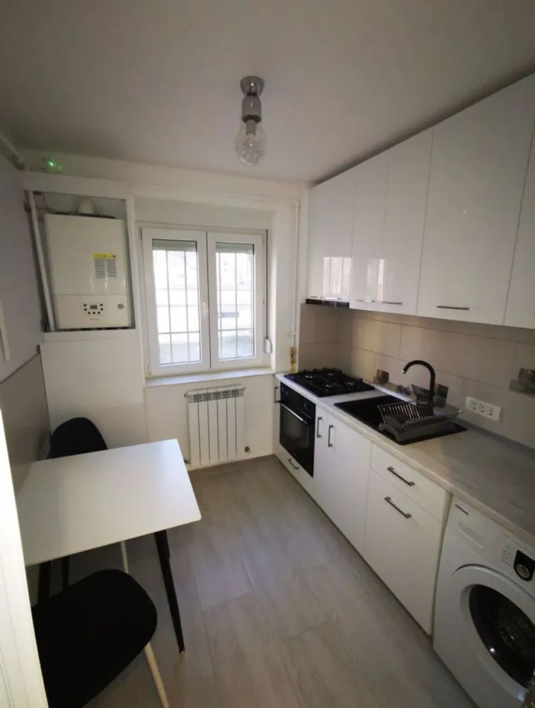 Apartament decomandat in Tomis 1 - Nu colaborez cu agențiile imobiliare! Vă rog să nu insistați! Proprietar vând apartament cu 2 camere, decomandat, parter înalt cu balcon, zona Spitalul Județean - Tomis 1. Zona este una foarte liniștită, cu multă verdeață și parcuri în jur. Imobilul a fost renovat integral în 2021 : instalații electrice, sanitare și termice, centrală proprie pe gaz, calorifere aluminiu, AC, usi interioare noi, izolat interior/exterior, gratii la toate geamurile. Electrocasnicele sunt toate noi, la fel și mobila, comandată de la Mobexpert iar cea din bucătărie, hol și balcon făcută pe comandă. Camerele sunt decomandate și au acces individual la balconul închis cu termopan. Țevile de aducțiune/scurgere ale blocului au fost schimbate și înlocuite cu unele din PVC. Nu necesită niciun fel de investiție. Se vinde mobilat și utilat exact ca în poze. Predarea apartamentului se va face la 10 zile de la semnarea contractului de vânzare-cumpărare. Preț ușor negociabil. Răspund la mesaje OLX iar la telefon după ora 18:00.