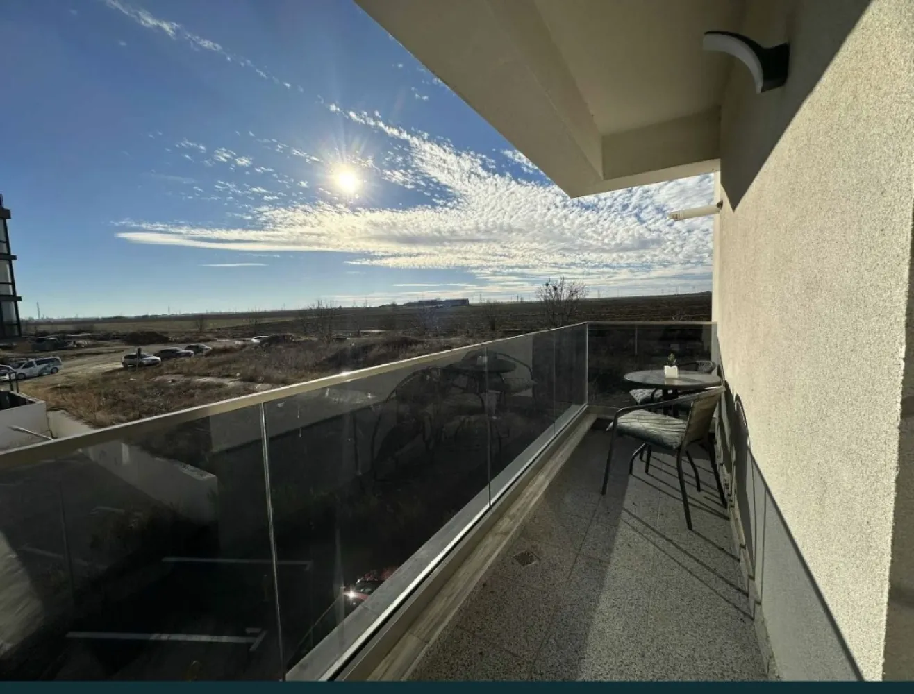 Ap cu 2 camere decomandat de lix - Apartament cu 2 camere decomandat de lux, situat in Cartierul Rezidential Tomis Plus - Ark Residence (an constructie 2021), la etajul 2 din 7 nivele, cu 2 lifturi, in suprafata utila de 56,4 mp, suprafata totala 61,1 mp , cu balcon, fiind dotat cu gresie, faianta, parchet, termopane, centrala pe gaze, rulou exterior electric. Imobilul se vinde complet mobilat, cu mobilier facut la comanda (dressing dormitor si mobila bucatarie), utilat complet - cuptor, plita cu inductie, hota, masina de spalat incorporata, cuptor cu microunde, frigider, aspirator robot.