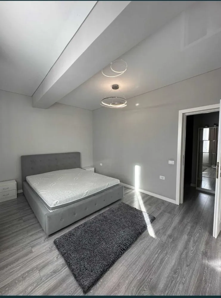 Ap cu 2 camere decomandat de lix - Apartament cu 2 camere decomandat de lux, situat in Cartierul Rezidential Tomis Plus - Ark Residence (an constructie 2021), la etajul 2 din 7 nivele, cu 2 lifturi, in suprafata utila de 56,4 mp, suprafata totala 61,1 mp , cu balcon, fiind dotat cu gresie, faianta, parchet, termopane, centrala pe gaze, rulou exterior electric. Imobilul se vinde complet mobilat, cu mobilier facut la comanda (dressing dormitor si mobila bucatarie), utilat complet - cuptor, plita cu inductie, hota, masina de spalat incorporata, cuptor cu microunde, frigider, aspirator robot.