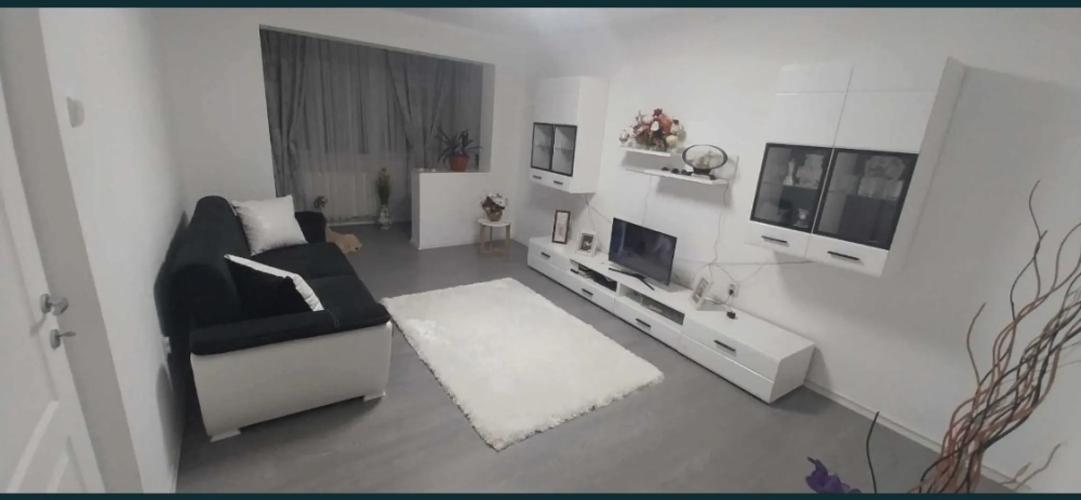 excluziv Tomis Nord - ersoana Fizica • Apartament 2 camere Decomandat Renovat Ultramodern Aerisit Inbunatatit Complet • Zona Tomis Nord - Relly & Hot + Facilitati pentru inchirieri sezoniere • Mobilat , utilat , Echipat • Etaj 8/10 Vedere Sud-Est • Mobilat , totul nou,design mobilier la comanda + iluminare interioara la mobilier [Living + Dormitor] • Usa intrare Ranforsata • Usi interior noi Albe prin vopsire cu Design de apropiere White-Grey • Termopane • Parchet Laminat Lava Grey • Toate Utilitatile Sanitare sunt noi • Instalatii electrice + Contor Digital , iluminatoare cu aprindere prin telecomanda dar si manual. • Faianta : Baie (cu aerisire Geam termopan) - Design Venice Grey ; Bucatarie incapatoare - Design Dining.Baleares • Gresie : Hol (spatios) ; Baie si Bucatarie - Design Italo Roccia • Balcon izolat Interior si exterior • instalatii Termice si electrice complet schimbate + Usite intrare sanitare Baie + Bucatarie • Centrala pe Gaze • Wifi • Cablu TV (Tevile si Cablurile sunt toate profilate) • + 2 Telvizoare led HD Samsung si Philips • Bucatarie echipata : Cuptor cu microunde ,Prajitor paine, Mixer Phillip Hobs toate noi • Zona foarte linistita • Facilitati inchirieri sezoniere • Bloc civilizat • Locuri de parcare fata-spate-Lateral bloc • Lift nou • Usi scara de bloc noi ,moderne • Securizare cu Camere de luat vederi • instalatiile termice la bloc proaspat schimbate • Acces Transport in Comun • Vecinatate : Supermarket Penny,Profi,Mega-Image,Piata Brotacei,Piata Ciresica, Piata Tic-Tac,Farmacie,liceu. • Pret 117.000 Usor Negociabil • Contact : Bulgaru Bogdan • TLF : 0724117246 •Pentru Firme Exclus : Contracte de exclusivitate. Se vinde exact ca in poze.