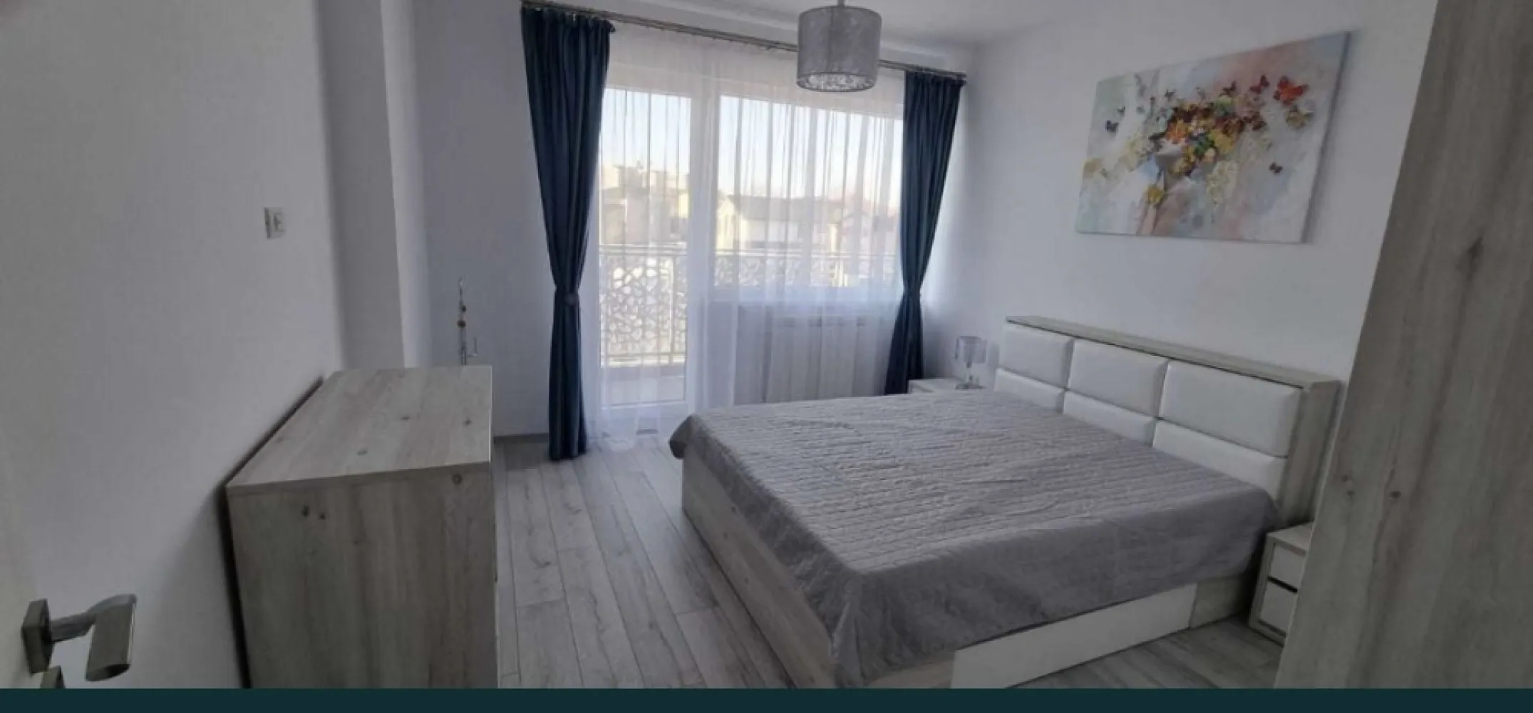 -02 c - Proprietar, vand apartament cu 2 camere (etaj 1) , decomandat, situat in bloc nou (S+P+2, an constructie 2023), in zona Kamsas. Apartamentul se vinde mobilat ca in fotografii. Locul de parcare este inclus in pret, situat in curtea interioara a imobilului. Apartamentul are suprafata utila de 56.9 mp + 2 balcoane (14 mp). Dotat cu centrala proprie pe gaz. Dispunerea apartamentului este pe partea de Vest. Apartamentul este ideal atat in scop rezidential, precum si ca investitie. *** Se poate prelua cu actuali chiriasi. Nu doresc colaborare cu agentiile imobiliare.