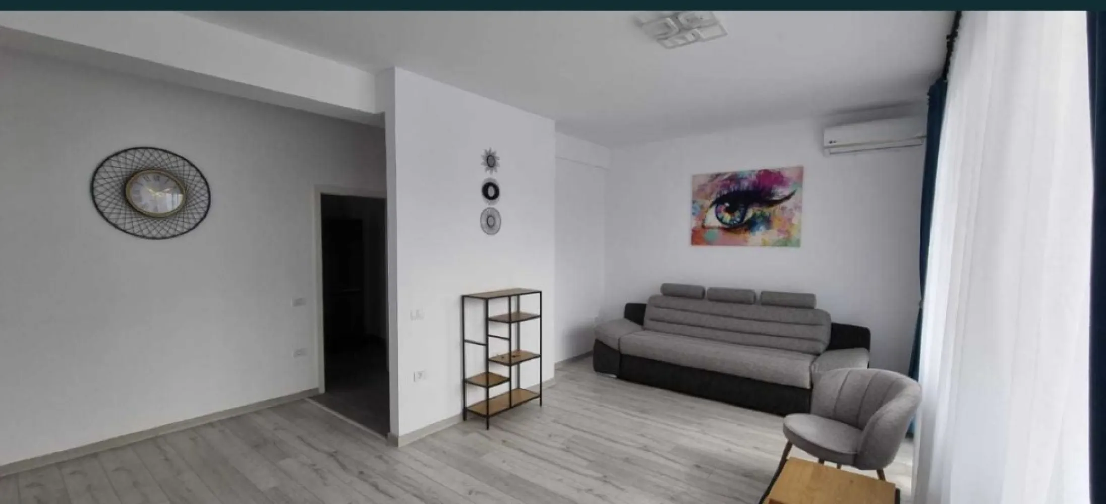-02 c - Proprietar, vand apartament cu 2 camere (etaj 1) , decomandat, situat in bloc nou (S+P+2, an constructie 2023), in zona Kamsas. Apartamentul se vinde mobilat ca in fotografii. Locul de parcare este inclus in pret, situat in curtea interioara a imobilului. Apartamentul are suprafata utila de 56.9 mp + 2 balcoane (14 mp). Dotat cu centrala proprie pe gaz. Dispunerea apartamentului este pe partea de Vest. Apartamentul este ideal atat in scop rezidential, precum si ca investitie. *** Se poate prelua cu actuali chiriasi. Nu doresc colaborare cu agentiile imobiliare.