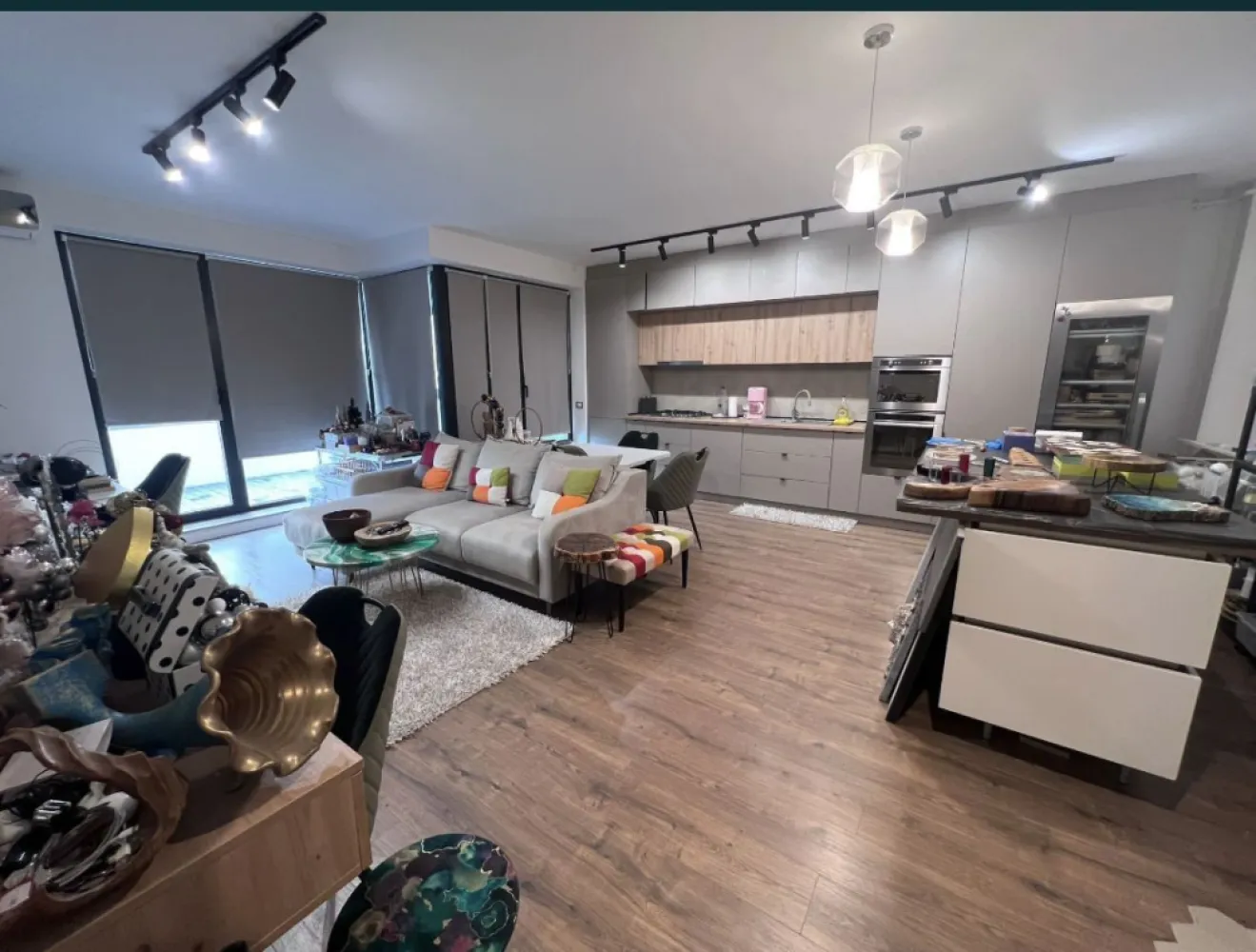 Tomis Park 2 cam terasa 108m mobilat utilat - Agenția imobiliara BRASADAS vinde apartament in Complexul Tomis Park ( vis a vis de euromaterna) mobilat utilat de calitate ( Rovere ) , centrala pe gaz Bosch cu garantie 5 ani, etaj 1 din 8, doua lifturi, terasa in proprietate. Se accepta anumite schimburi cu vila in oras sau palazu ori apartament cu 3 camere. Loc de parcare subteran 50 euro chirie ( sau de vanzare 14000 euro. Pentru mai multe oferte accesați www.brasadas.com.