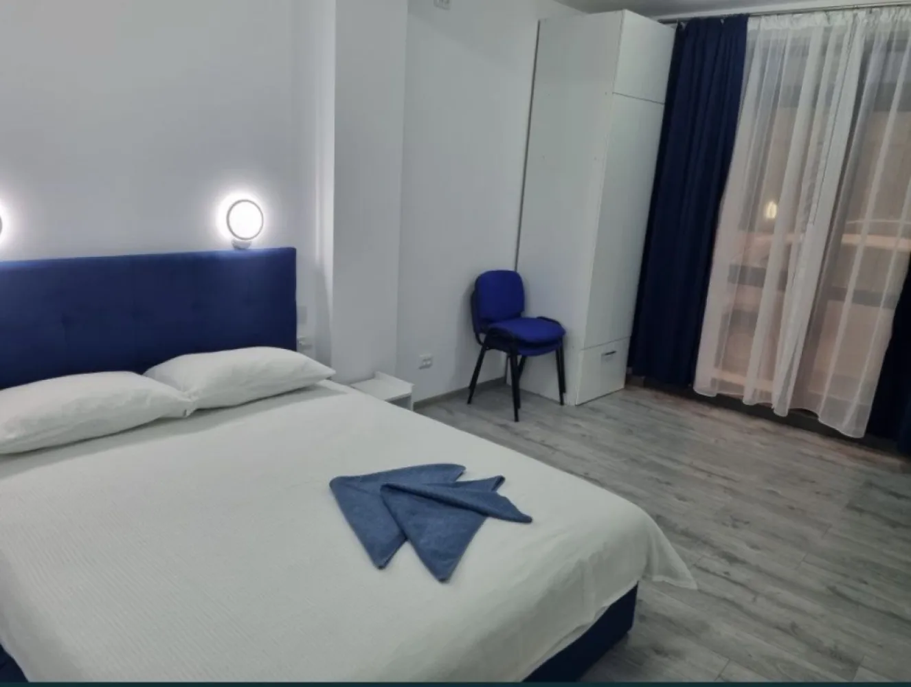 Ap Delfinariu Constanta - vând un studio compus din living și bucătărie open space , baie și dormitor, și o garsoniera lipita de aparent cu baie și bucătărie, acestea au intrare separata direct din strada ,, este totul nou se afla la distanta mica de plaja trei papuci, lângă mc Donald și langa delfinariu. Sunt propietarul locației. sa vand împreună, nu am cum sa le vând separat