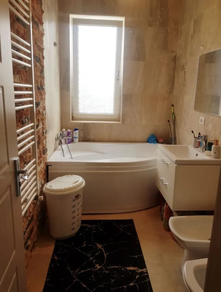 Vand apartament Lux Mamaia Hanul cu Peste - Vand Apartamnet de Lux in mamaia nord lângă Hanul cu Pește apartamentul este mobilat uitilat de lux se vinde exact ca în poze inclus în preț și parcare privată pentru mai multe detalii și vizionare la tel
