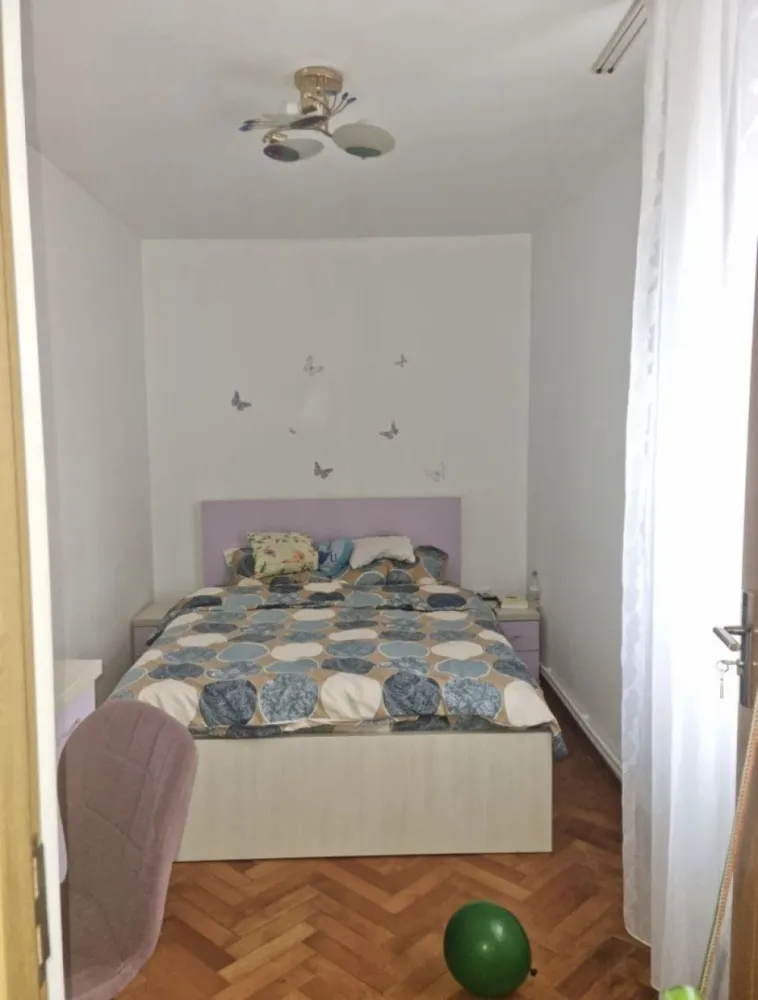 Apartament 3 camere mobilat/utilat - Proprietar vand apartament 3 camere,mobilat si utilat,semidecomandat, etaj 4/4, scoala 8.Incalzirea se face cu centrala pe gaz.Apartamentul este foarte bine compartimentat astfel pare mai spatios.Merita vizionat.Se accepta credit Prima Casa/Ipotecar.