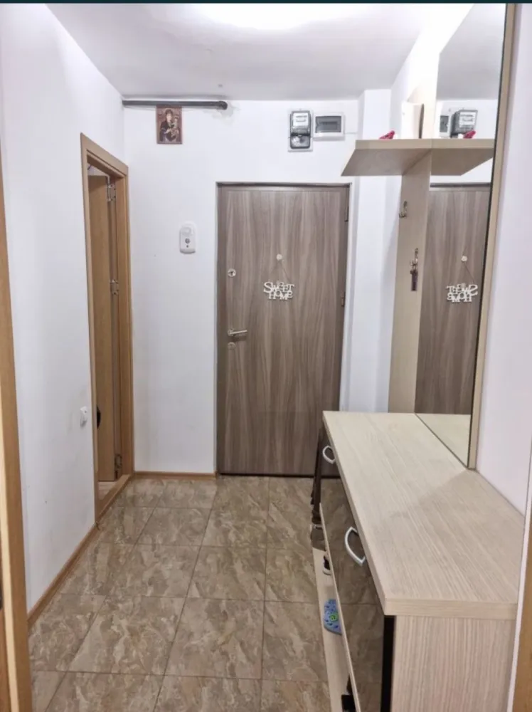 Apartament 3 camere mobilat/utilat - Proprietar vand apartament 3 camere,mobilat si utilat,semidecomandat, etaj 4/4, scoala 8.Incalzirea se face cu centrala pe gaz.Apartamentul este foarte bine compartimentat astfel pare mai spatios.Merita vizionat.Se accepta credit Prima Casa/Ipotecar.