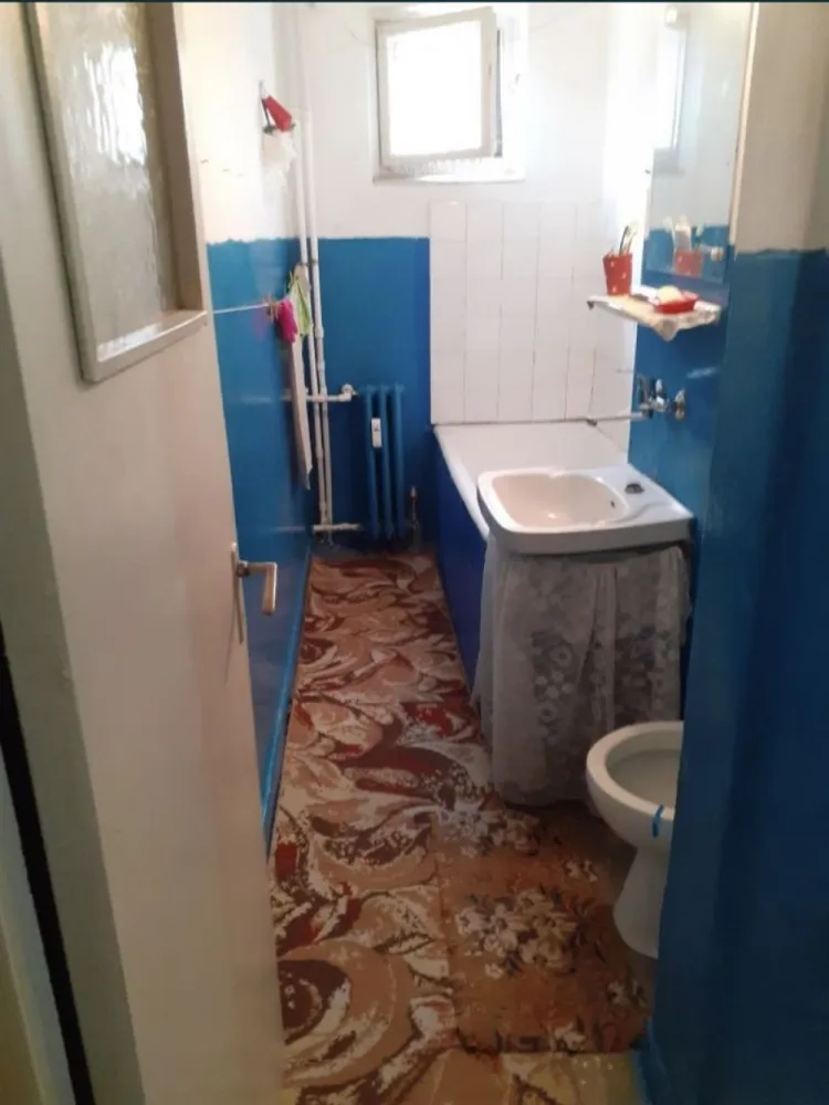 Vand ap cu 3 camere zona Tomis Nord - VÂND APARTAMENT CU 3 CAMERE SEMIDECOMANDAT, ZONA TOMIS NORD , STR. BADEA CÂRȚAN (LÂNGĂ RADET). Suprafața totală este de 50 mp,blocul este din 1977. Apartamentul este situat la etajul 1/5. PENTRU MAI MULTE DETALII SUNAȚI LA NR. DE TELEFON 07******97.