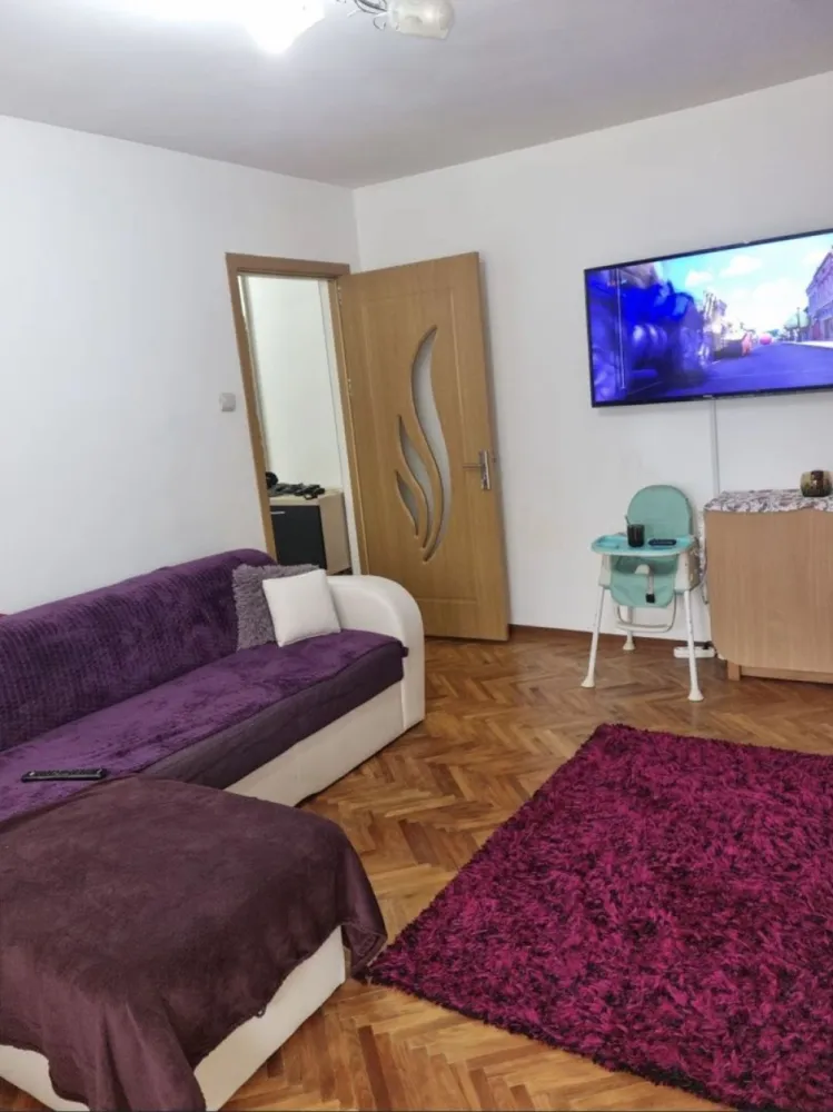 Apartament 3 camere mobilat/utilat - Proprietar vand apartament 3 camere,mobilat si utilat,semidecomandat, etaj 4/4, scoala 8.Incalzirea se face cu centrala pe gaz.Apartamentul este foarte bine compartimentat astfel pare mai spatios.Merita vizionat.Se accepta credit Prima Casa/Ipotecar.