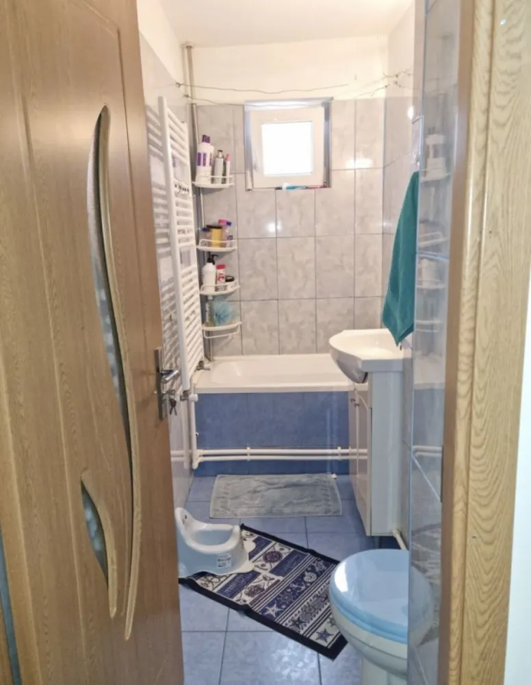 Apartament 3 camere mobilat/utilat - Proprietar vand apartament 3 camere,mobilat si utilat,semidecomandat, etaj 4/4, scoala 8.Incalzirea se face cu centrala pe gaz.Apartamentul este foarte bine compartimentat astfel pare mai spatios.Merita vizionat.Se accepta credit Prima Casa/Ipotecar.