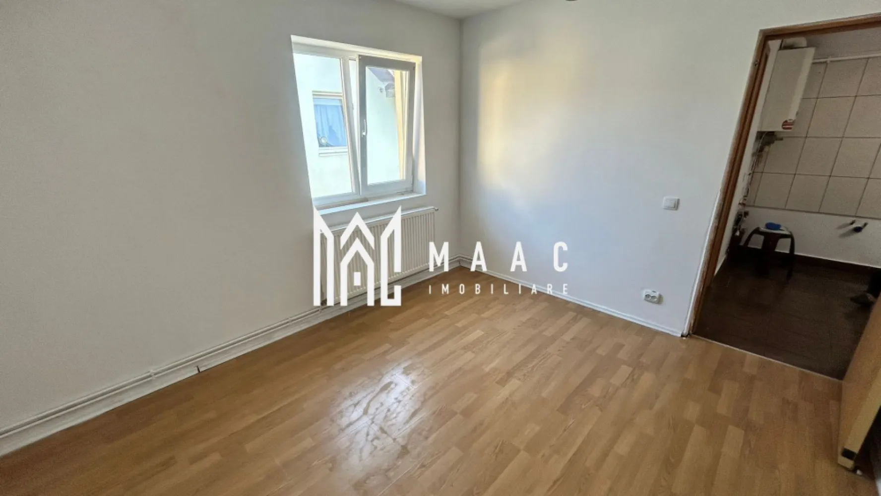 Apartament 2 camere | Mansardă din construcție | Pod 16 mp | Ștrand II - Maac Imobiliare prezintă un apartament cochet, situat într-o construcție tip vilă (2006), în cartierul Ștrand II din Sibiu. Proprietatea are o suprafață utilă de 46 mp, fiind poziționată la mansardă (din construcție), cu un compartiment practic și luminos: hol de acces, living cu bucătărie open space, dormitor, baie cu geam natural. Un avantaj important îl reprezintă podul de 16 mp, intabulat și cu acces direct din locuință, ideal pentru spațiu suplimentar de depozitare sau chiar amenajare după preferințe. Dotări și finisaje: centrală termică proprie, geamuri termopan, parchet, gresie, faianță, toate utilitățile racordate. Locuința este liberă și disponibilă imediat, având clasa energetică B. Zonă liniștită și bine conectată la punctele de interes din cartierul Ștrand II. Preț: 77.000 € (negociabil). Pentru mai multe detalii și programarea unei vizionări, menționați telefonic ID: CP2739876 }}