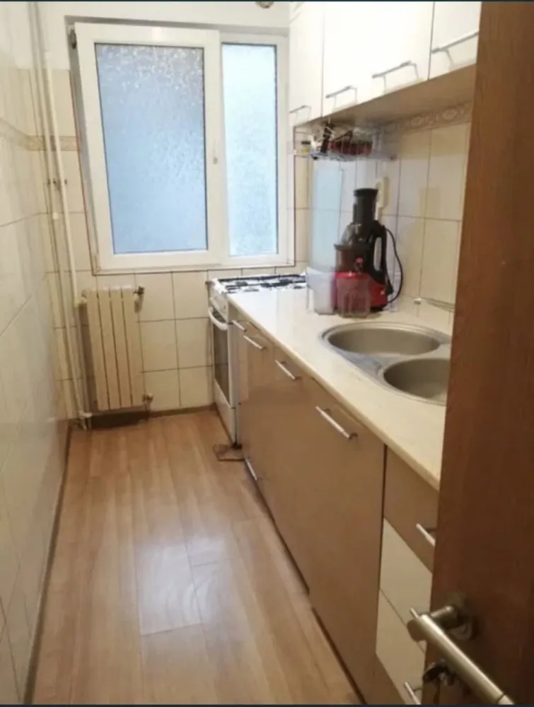 Apartament3 camere Tomis Nord de vanzare - Ofer spre vanzare un apartament de 49 mp, etaj 2/4, intr-un bloc reabilitat termic si mansardat, in zona Tomis Nord Constanta. Acesta se vinde mobilat si utilat, exact ca in poze.