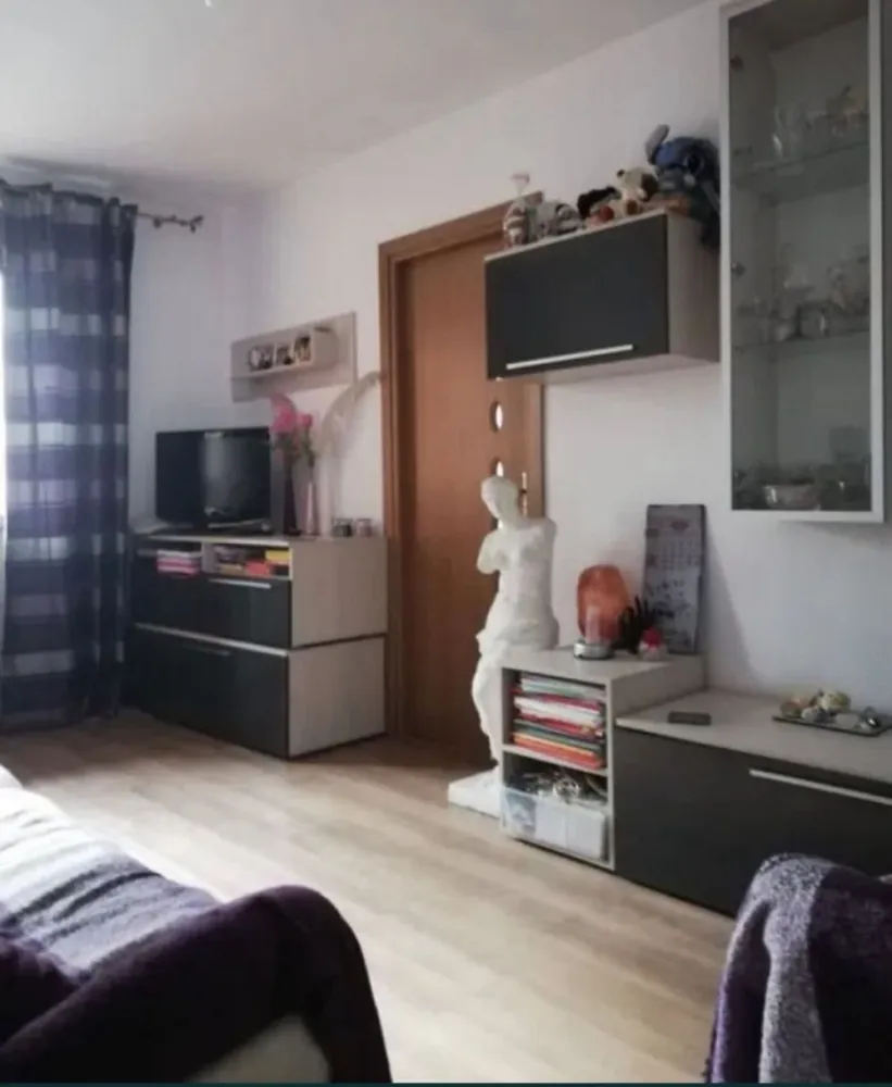 Apartament3 camere Tomis Nord de vanzare - Ofer spre vanzare un apartament de 49 mp, etaj 2/4, intr-un bloc reabilitat termic si mansardat, in zona Tomis Nord Constanta. Acesta se vinde mobilat si utilat, exact ca in poze.