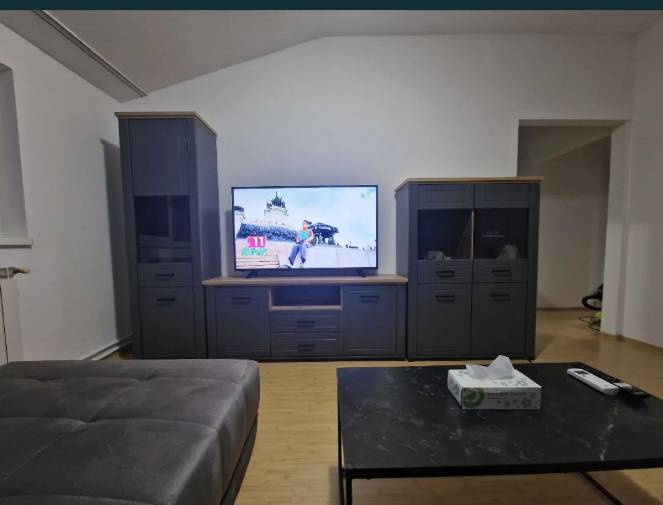 Vand apartament 3 camere Constanta - Vand apartament in inel 1,dionisie cel mic. Apartamentul se preteaza pt studenti/familie tanara moderna. Apartamentul este format din 2 dormitoare,living,bucatarie,baie si hol. Unul din dormitoare are dresing incorporat. Se vinde mobilat/utilat. Exista posibilitatea de terasa exterioara cu iesire din living(tb aprobare de la primarie) . Centrala pe gaz noua.Blocul este in randul 2 de la Bdul Soveja, mega, farmacie, patiserie , piata la 50 m. Apartamentul este la mansarda, tavan innalt 240.