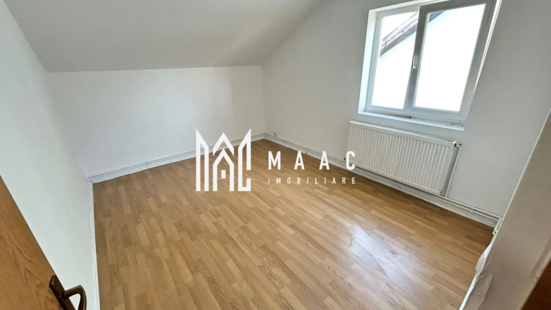 Apartament 2 camere | Mansardă din construcție | Pod 16 mp | Ștrand II - Maac Imobiliare prezintă un apartament cochet, situat într-o construcție tip vilă (2006), în cartierul Ștrand II din Sibiu. Proprietatea are o suprafață utilă de 46 mp, fiind poziționată la mansardă (din construcție), cu un compartiment practic și luminos: hol de acces, living cu bucătărie open space, dormitor, baie cu geam natural. Un avantaj important îl reprezintă podul de 16 mp, intabulat și cu acces direct din locuință, ideal pentru spațiu suplimentar de depozitare sau chiar amenajare după preferințe. Dotări și finisaje: centrală termică proprie, geamuri termopan, parchet, gresie, faianță, toate utilitățile racordate. Locuința este liberă și disponibilă imediat, având clasa energetică B. Zonă liniștită și bine conectată la punctele de interes din cartierul Ștrand II. Preț: 77.000 € (negociabil). Pentru mai multe detalii și programarea unei vizionări, menționați telefonic ID: CP2739876 }}