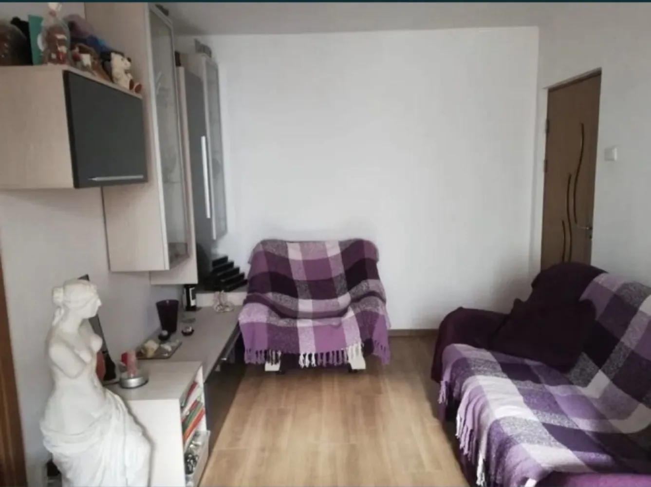 Apartament3 camere Tomis Nord de vanzare - Ofer spre vanzare un apartament de 49 mp, etaj 2/4, intr-un bloc reabilitat termic si mansardat, in zona Tomis Nord Constanta. Acesta se vinde mobilat si utilat, exact ca in poze.