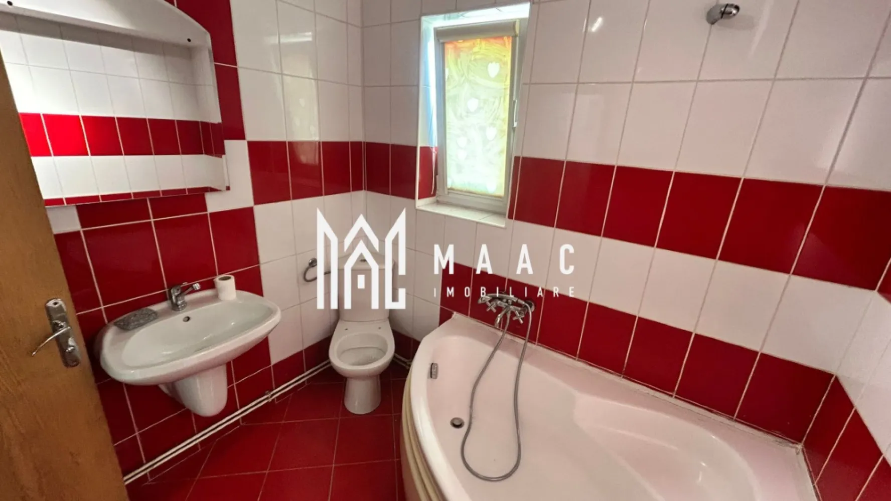 Apartament 2 camere | Mansardă din construcție | Pod 16 mp | Ștrand II - Maac Imobiliare prezintă un apartament cochet, situat într-o construcție tip vilă (2006), în cartierul Ștrand II din Sibiu. Proprietatea are o suprafață utilă de 46 mp, fiind poziționată la mansardă (din construcție), cu un compartiment practic și luminos: hol de acces, living cu bucătărie open space, dormitor, baie cu geam natural. Un avantaj important îl reprezintă podul de 16 mp, intabulat și cu acces direct din locuință, ideal pentru spațiu suplimentar de depozitare sau chiar amenajare după preferințe. Dotări și finisaje: centrală termică proprie, geamuri termopan, parchet, gresie, faianță, toate utilitățile racordate. Locuința este liberă și disponibilă imediat, având clasa energetică B. Zonă liniștită și bine conectată la punctele de interes din cartierul Ștrand II. Preț: 77.000 € (negociabil). Pentru mai multe detalii și programarea unei vizionări, menționați telefonic ID: CP2739876 }}