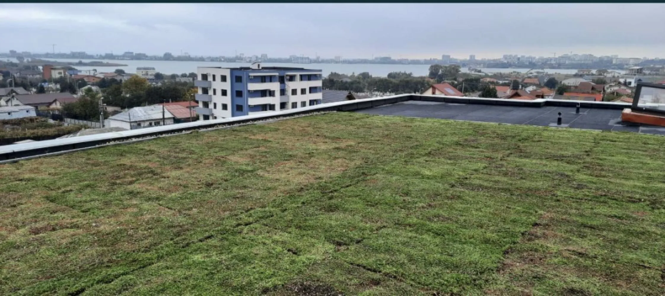 Apartament 3 camere 89200€ +TVA - TVA 5% pana la 31.dec.2023 TVA 9% de la 01.ian.2024 Fara comision Finalizat - Bloc locuit Receptie bloc februarie 2023 Centrala si caloriferele incluse in pret Fortuna Residence II este un concept de locuințe moderne cu accent atât pe funcționalitatea spațiului cât și pe calitatea materialelor. Proiectul Fortuna Residence II a luat naștere din dorința de a crea locuințe moderne, spațioase, un loc unde să te simți cu adevarat acasă. Proiectul este situat pe Strada Eugen Lovinescu – zona Elvila și oferă viitorilor rezidenți multiple facilități: zonă liniștită cu trafic redus, loc de joacă pentru copii, acces facil către: supermarketuri Carrefour, Selgros, Mega Image, Profi; Universitatea Ovidius, grădiniță, școală, etc. Fortuna Residence îți oferă casa mult visată! Apartamentele se vând la alb și beneficiază de următoarele dotări: tâmplărie PVC Kommerling, geam tripan Low-E cu exterior oglindă izolație exterioară 10 cm EPS 80 + tencuială decorativă siliconică ușă metalică la intrarea în locuință – Pinum pereți finisați cu glet și zugrăviți cu vopsea lavabilă pardoseli la nivel de șapă instalația electrică cu doze Gewiss instalația termică realizată din PEX cu distribuitoare instalația sanitară din PPR casa scării echipată complet: balustradă din inox, sistem de iluminat interfon