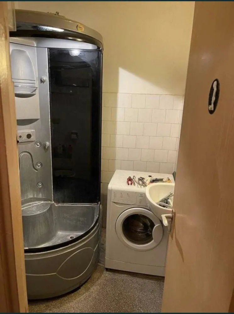Ap 3 camere semi Dacia - Apartament 3 camere semidecomandat, fara imbunatatiri, necesita renovare, etaj 1/4, balcon inchis, zona ceas Dacia, gaze la usa. Pret 82.000 euro discutabil