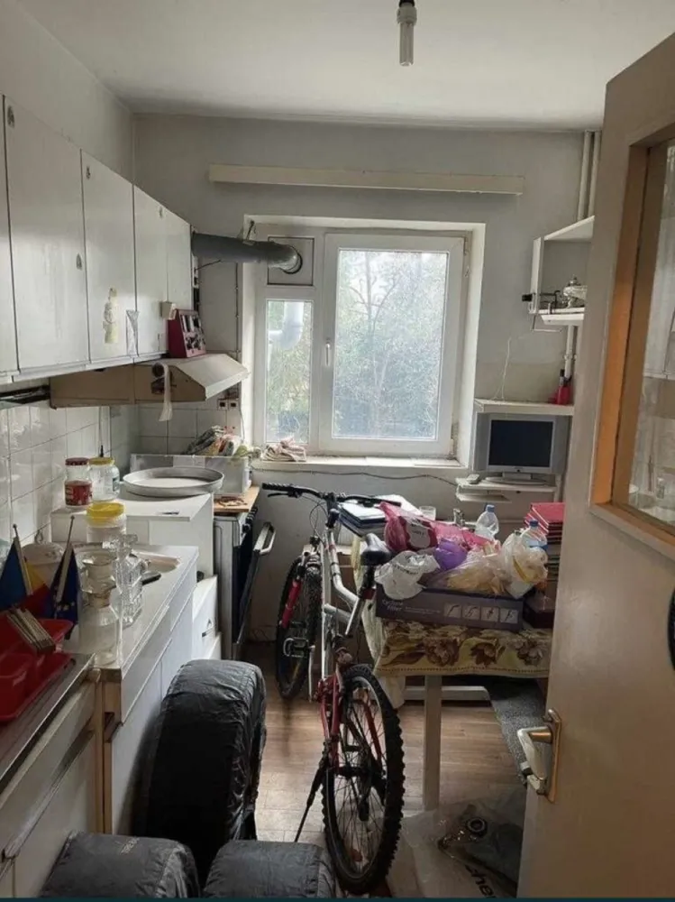 Ap 3 camere semi Dacia - Apartament 3 camere semidecomandat, fara imbunatatiri, necesita renovare, etaj 1/4, balcon inchis, zona ceas Dacia, gaze la usa. Pret 82.000 euro discutabil