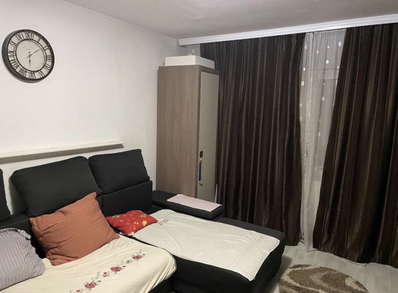 Vand/schimb apartament 3 camere, Baba Novac cu loc de parcare - Proprietar, vând apartament, 3 camere, decomandat, renovat in vara 2023 ( parchet, centrală gaz, termopane Salamander 5 camere, baie renovată, mobila bucatarie, sufragerie, dormitor, noi). Se vinde ca in poze, mobilat și utilat, 60 mp. Loc de parcare lângă scara. Zona liniștita, aproape de Lidl, Auschan, Kaufland. Vanzare sau schimb cu 2 camere + diferența. Mai multe poze și detalii, la numărul de telefon afișat.