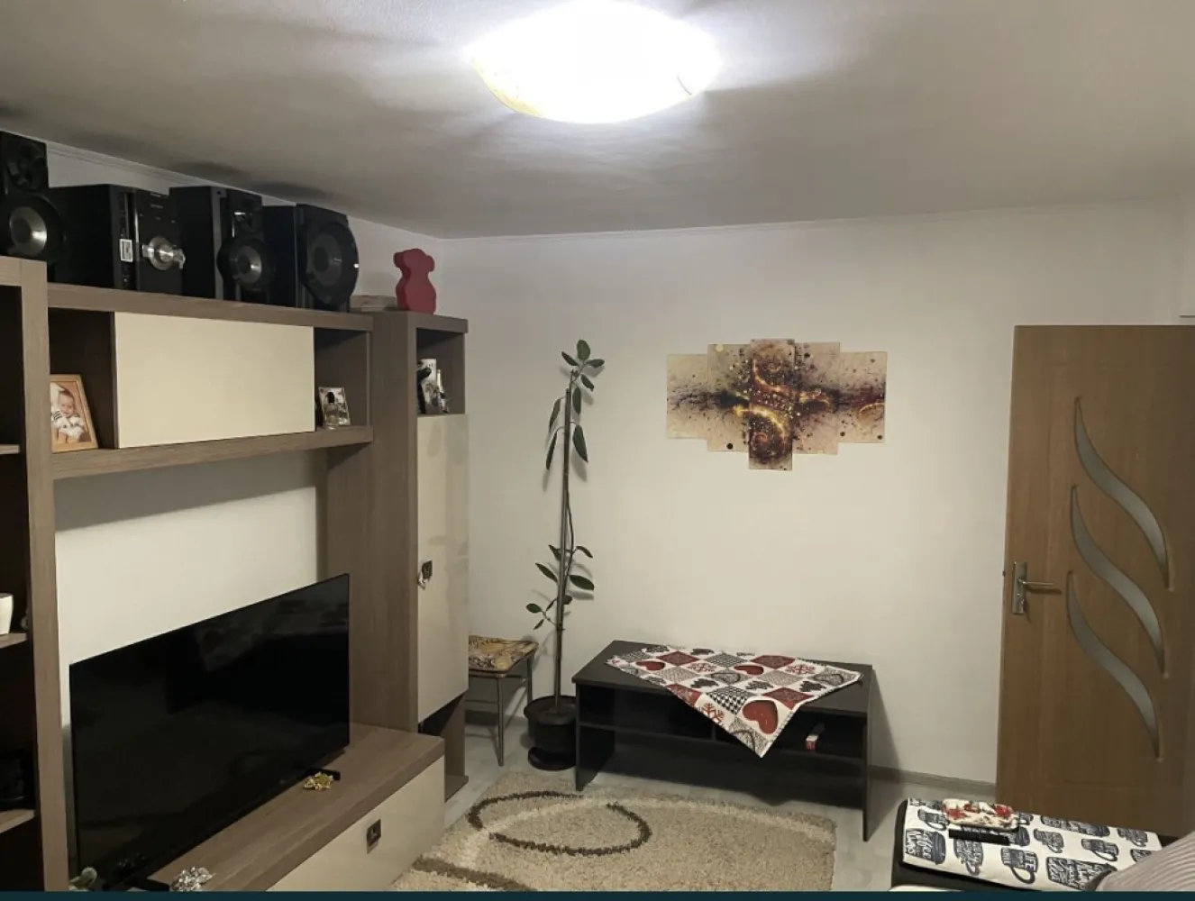 Vand/schimb apartament 3 camere, Baba Novac cu loc de parcare - Proprietar, vând apartament, 3 camere, decomandat, renovat in vara 2023 ( parchet, centrală gaz, termopane Salamander 5 camere, baie renovată, mobila bucatarie, sufragerie, dormitor, noi). Se vinde ca in poze, mobilat și utilat, 60 mp. Loc de parcare lângă scara. Zona liniștita, aproape de Lidl, Auschan, Kaufland. Vanzare sau schimb cu 2 camere + diferența. Mai multe poze și detalii, la numărul de telefon afișat.