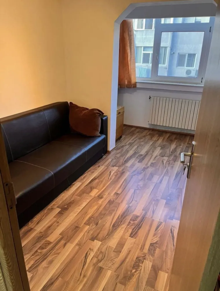 Inel 2- scoala 39-Apartament cu 3 camere - Inel 2-şcoală 39-Apart.3 confort 1 decomndat.,centrala,mobilat preţ.89.999 euro Inel2- şcoală.39--Apartament cu 3 camere etaj 3/4,liber,centrala pe gaz,în suprafaţă de 59mp,acces la uscatorul de la etajul 4,se vinde mobilat şi utilat aer conditionat ,tv,aragagaz,masina spalat ,frigider, hota .apart.este încadrat,prezintă îmbunătăţiri,izolat exterior . toate camerele au acces la lumina naturala, foarte calduros si foarte aproape de magazinele: Marvimex,Profi,Mega Image,mijloace de transport,acte în regulă,preţ.89.999 euro se acceptă credit.