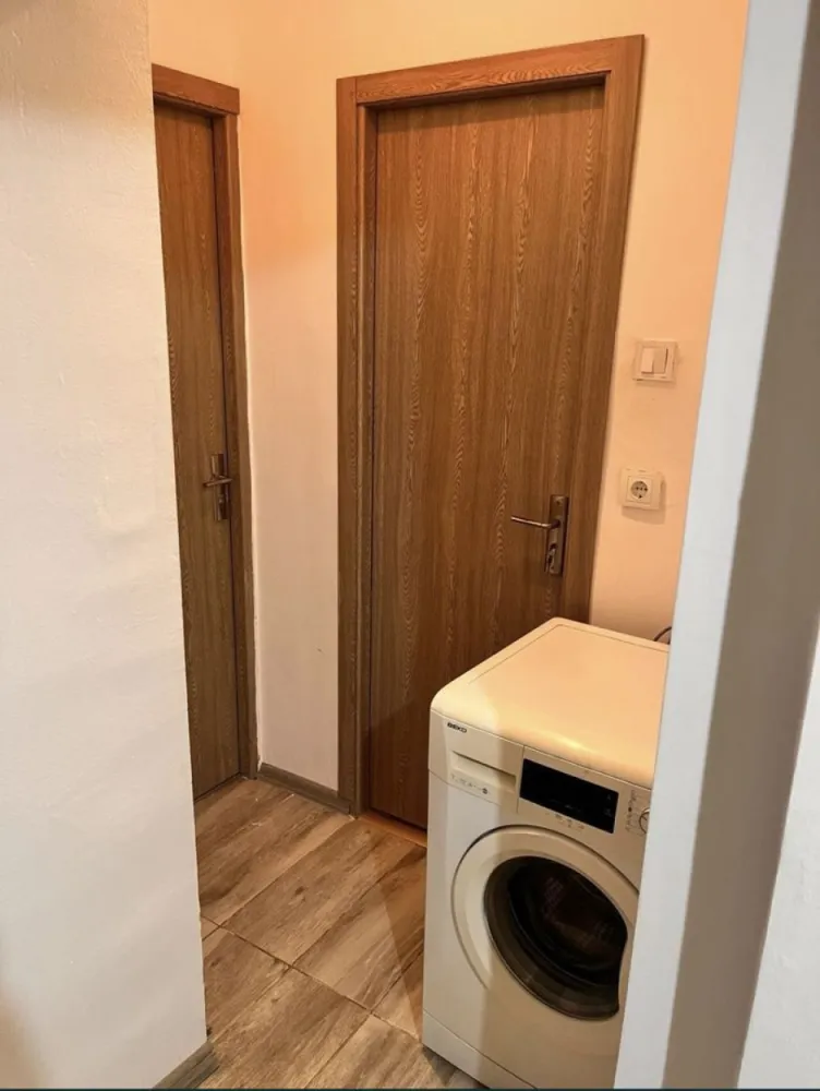 Inel 2- scoala 39-Apartament cu 3 camere - Inel 2-şcoală 39-Apart.3 confort 1 decomndat.,centrala,mobilat preţ.89.999 euro Inel2- şcoală.39--Apartament cu 3 camere etaj 3/4,liber,centrala pe gaz,în suprafaţă de 59mp,acces la uscatorul de la etajul 4,se vinde mobilat şi utilat aer conditionat ,tv,aragagaz,masina spalat ,frigider, hota .apart.este încadrat,prezintă îmbunătăţiri,izolat exterior . toate camerele au acces la lumina naturala, foarte calduros si foarte aproape de magazinele: Marvimex,Profi,Mega Image,mijloace de transport,acte în regulă,preţ.89.999 euro se acceptă credit.
