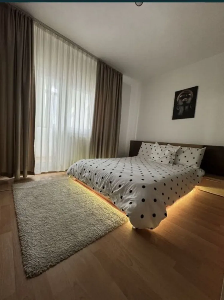 Apartament 3 camere Cora Bratianu - Proprietar vand apartament 3 camere decomandat zona Cora Bratianu(Str Dezrobirii) Mai multe poze: https://www.storia.ro/ro/oferta/apartament-3-camere-IDzbqa.html Se vinde mobilat complet Loc de parcare in fata blocului Acoperisul izolat in 2021 in regim propriu Centrala pe gaz, plita&cuptor incorporate Locuinta dispune de :doua balcoane, o debara si acces uscator & locuri depozitare(et9).