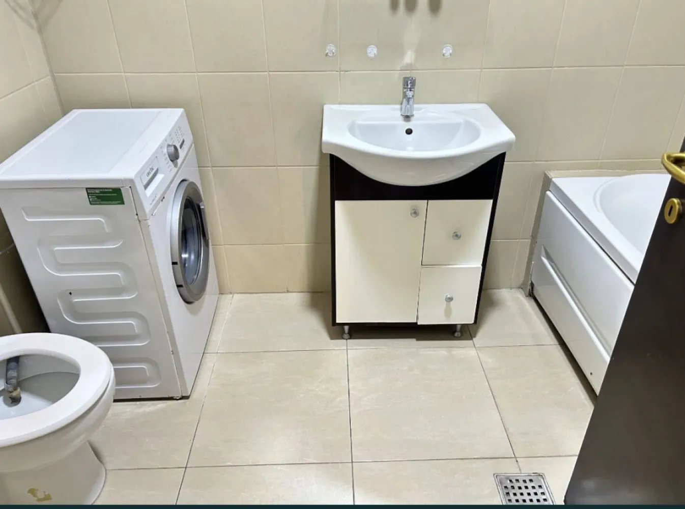 Ocazie!Mamaia Summerland,3 c la superpret - All imobiliare Constanta ofera la vanzare in Mamaia Summerland Apartament 3 camere cu 2 grupuri sanitare, balcon, centrala proprie pe gaze, dressing, 85,51 mp utili, 95 mp cu tot cu balcon, pret vanzare 108.000 euro, cu tva 9% inclus Pentru această tranzacție excepțională de aproximativ 1000 euro/ mp + tva, Agentia percepe comisionul fix de 1000 euro