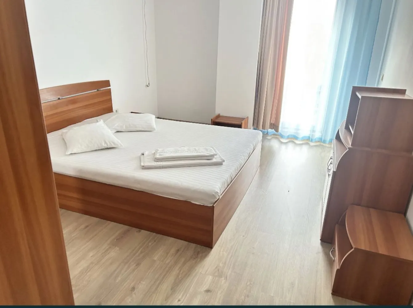 Ocazie!Mamaia Summerland,3 c la superpret - All imobiliare Constanta ofera la vanzare in Mamaia Summerland Apartament 3 camere cu 2 grupuri sanitare, balcon, centrala proprie pe gaze, dressing, 85,51 mp utili, 95 mp cu tot cu balcon, pret vanzare 108.000 euro, cu tva 9% inclus Pentru această tranzacție excepțională de aproximativ 1000 euro/ mp + tva, Agentia percepe comisionul fix de 1000 euro