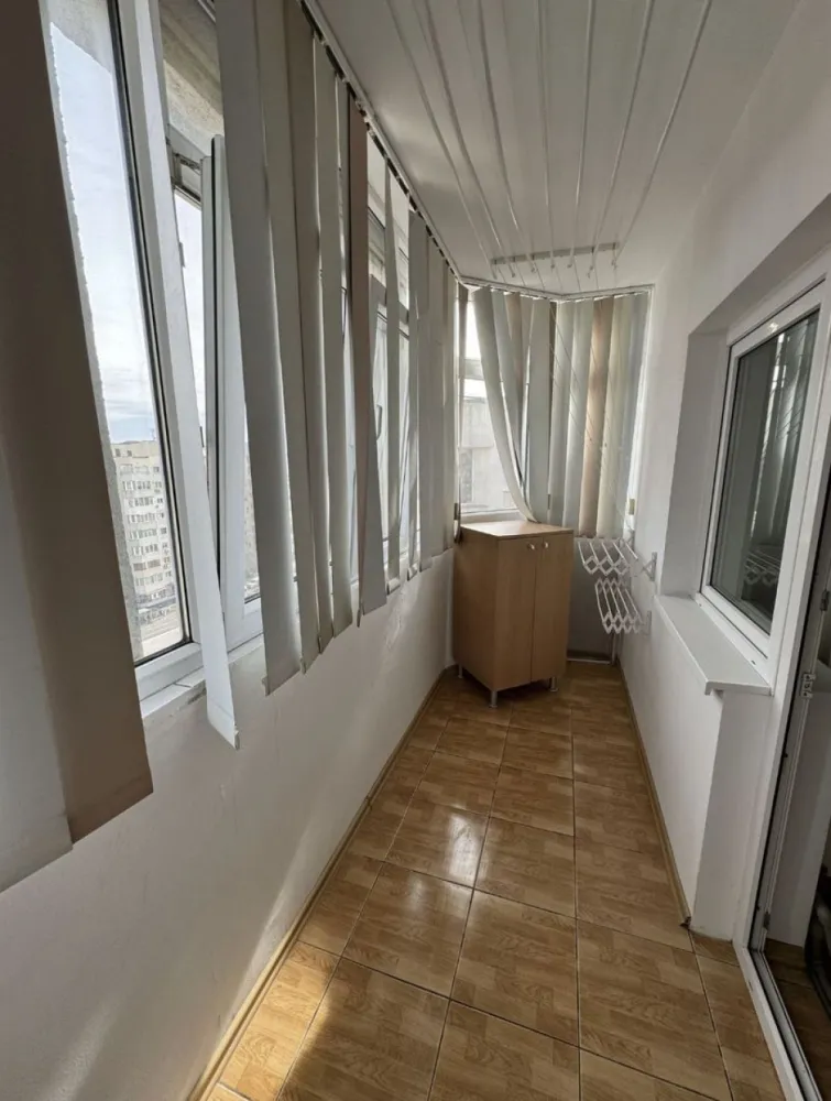 Apartament 3 camere Cora Bratianu - Proprietar vand apartament 3 camere decomandat zona Cora Bratianu(Str Dezrobirii) Mai multe poze: https://www.storia.ro/ro/oferta/apartament-3-camere-IDzbqa.html Se vinde mobilat complet Loc de parcare in fata blocului Acoperisul izolat in 2021 in regim propriu Centrala pe gaz, plita&cuptor incorporate Locuinta dispune de :doua balcoane, o debara si acces uscator & locuri depozitare(et9).